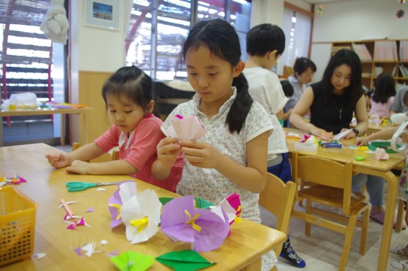 親子で折り紙 花かんむりづくり かぜの時間 神宮学院 寺尾幼稚園 公式サイト